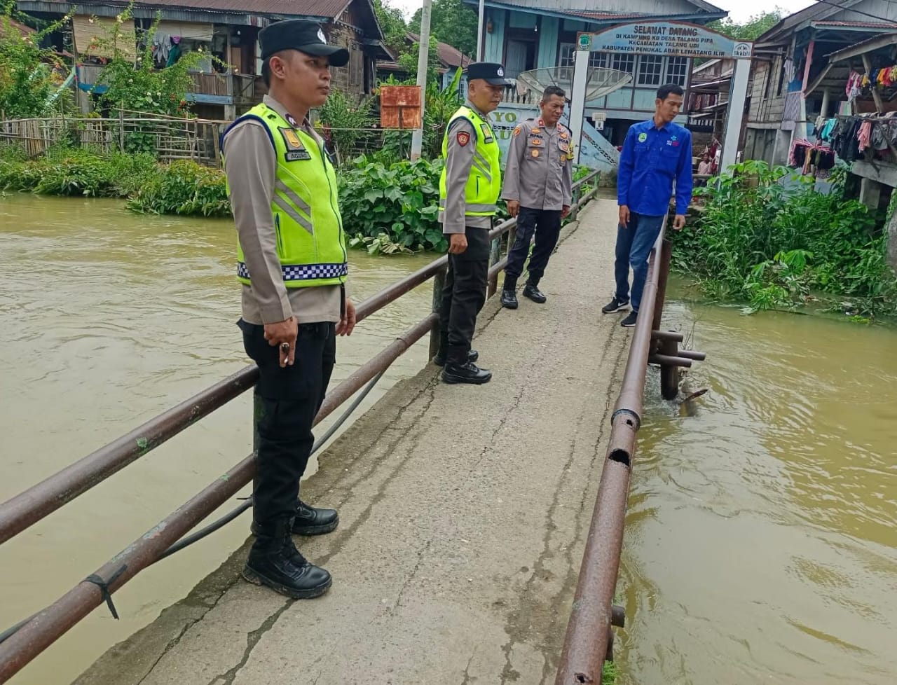 Kapolsek Talang Ubi Monitoring Banjir di Talang Pipa, Kel. Talang Ubi Darat, Minggu (07/01/2024)