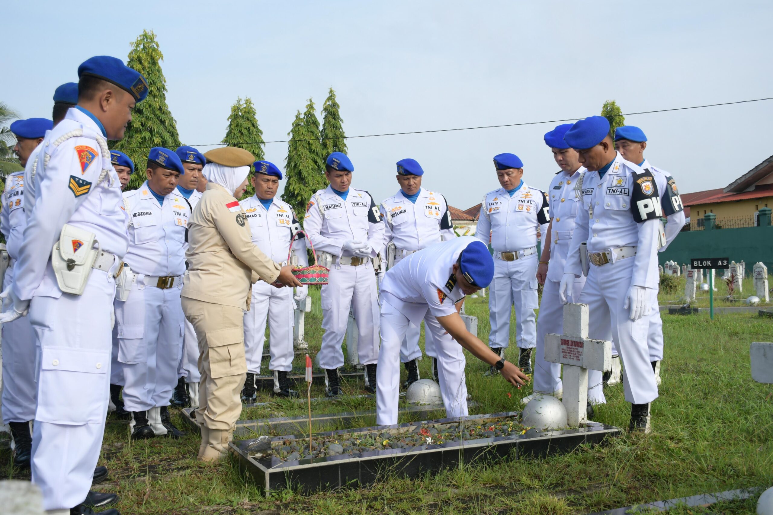 Komandan Detasemen Polisi Militer (Dandenpom) Lanal Palembang Mayor Laut (PM) Billy Ranggamalela memimpin upacara dan prosesi tabur bunga di Taman Makam Pahlawan (TMP) Ksatria Ksetra, Palembang, Rabu (7/2).
(Foto: Penlanal Palembang)