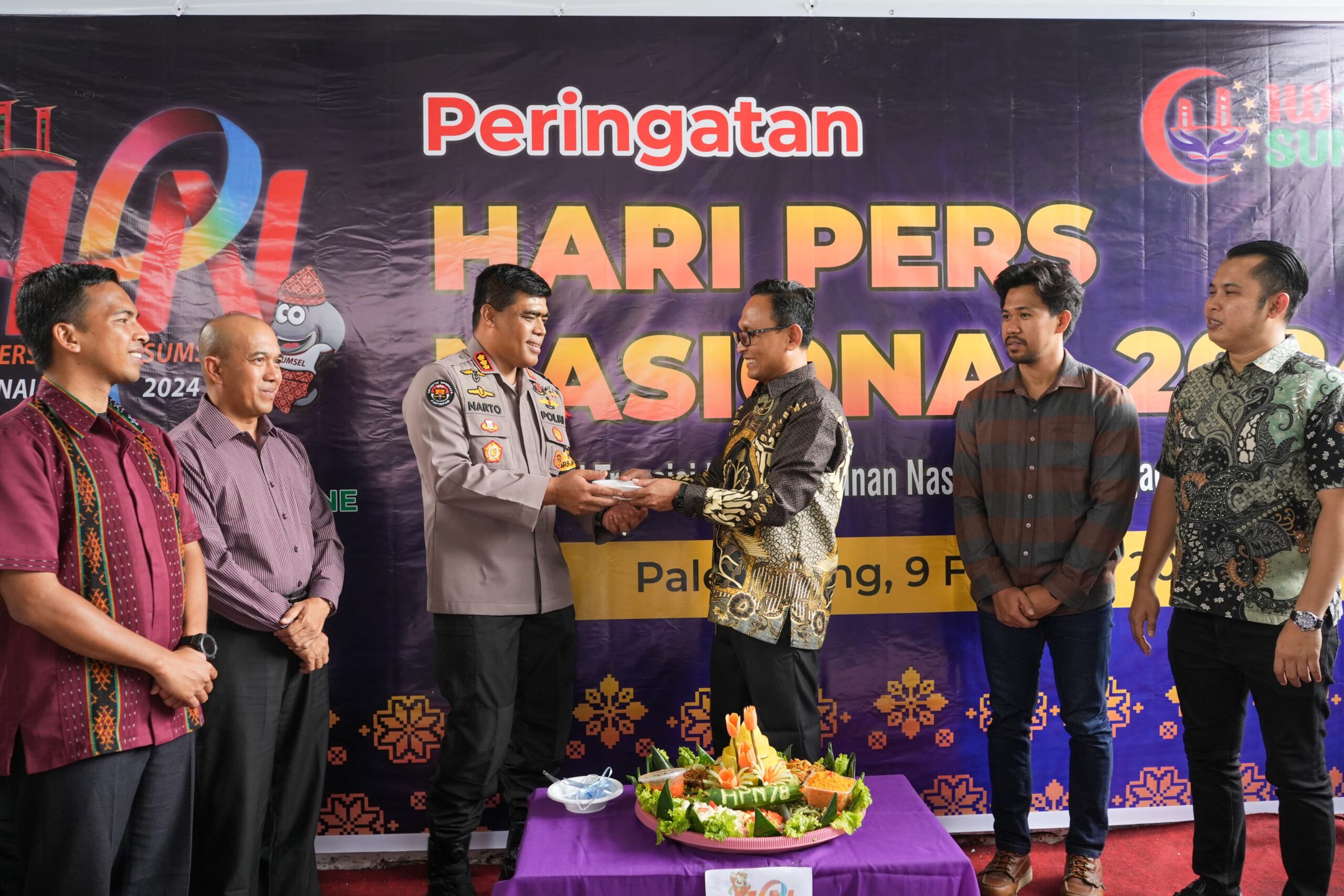 Kabid Humas Polda Sumsel Kombes Pol Sunarto saat menghadiri perayaan Hari Pers nasional Ke-78 Tahun di Sekretariat IWO Sumsel, Jum'at (09/02).
(Foto: IWO Sumsel)