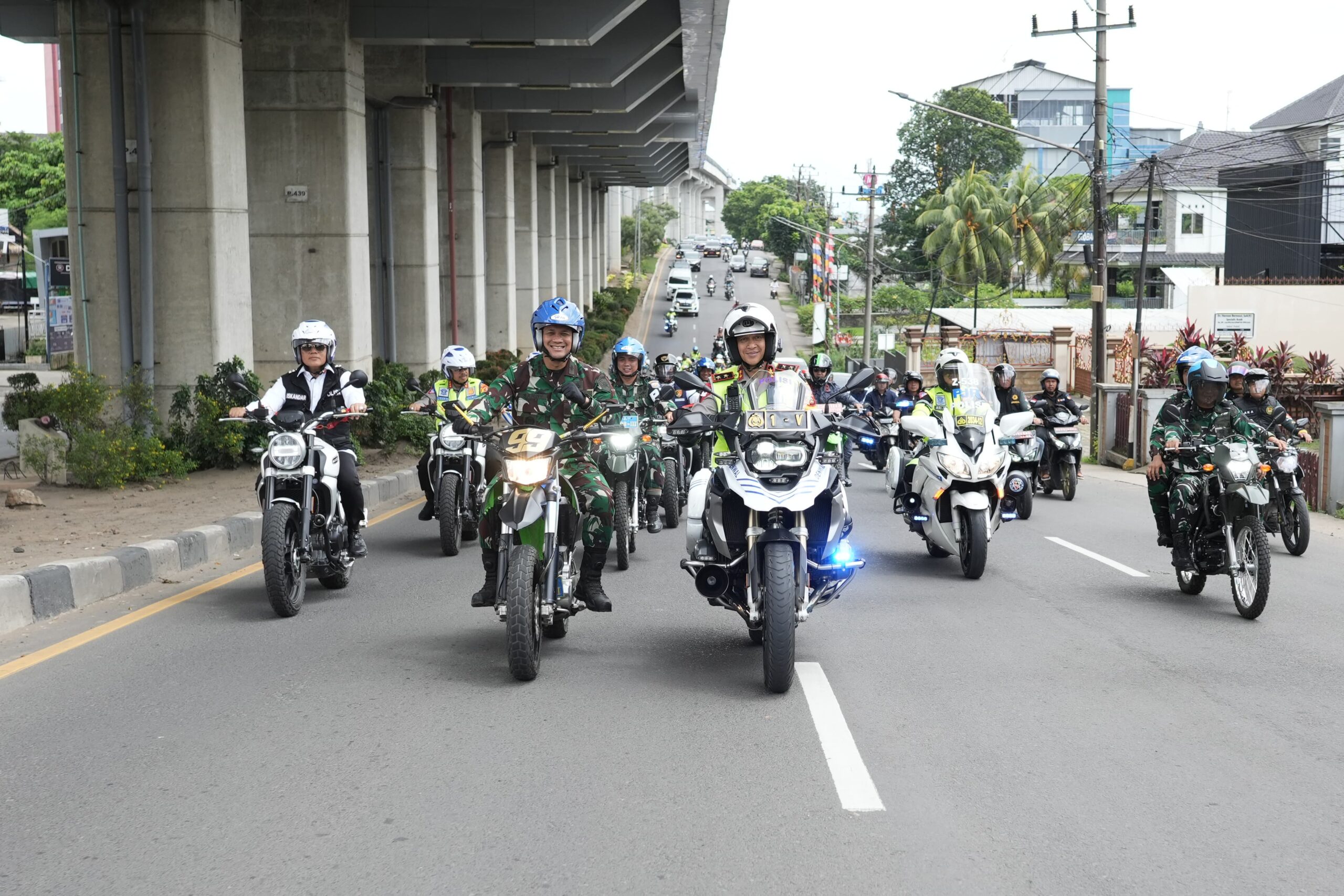 Danlanal Palembang Kolonel Laut (P) Sandy Kurniawan bersama Kapolda Sumsel Irjen Pol A. Rachmad Wibowo mengendarai sepeda motor untuk meninjau sejumlah Lokasi TPS Pemilu 2024 di Palembang, Rabu (14/02).
(Penlanal Palembang: Rizki/Syahir)
