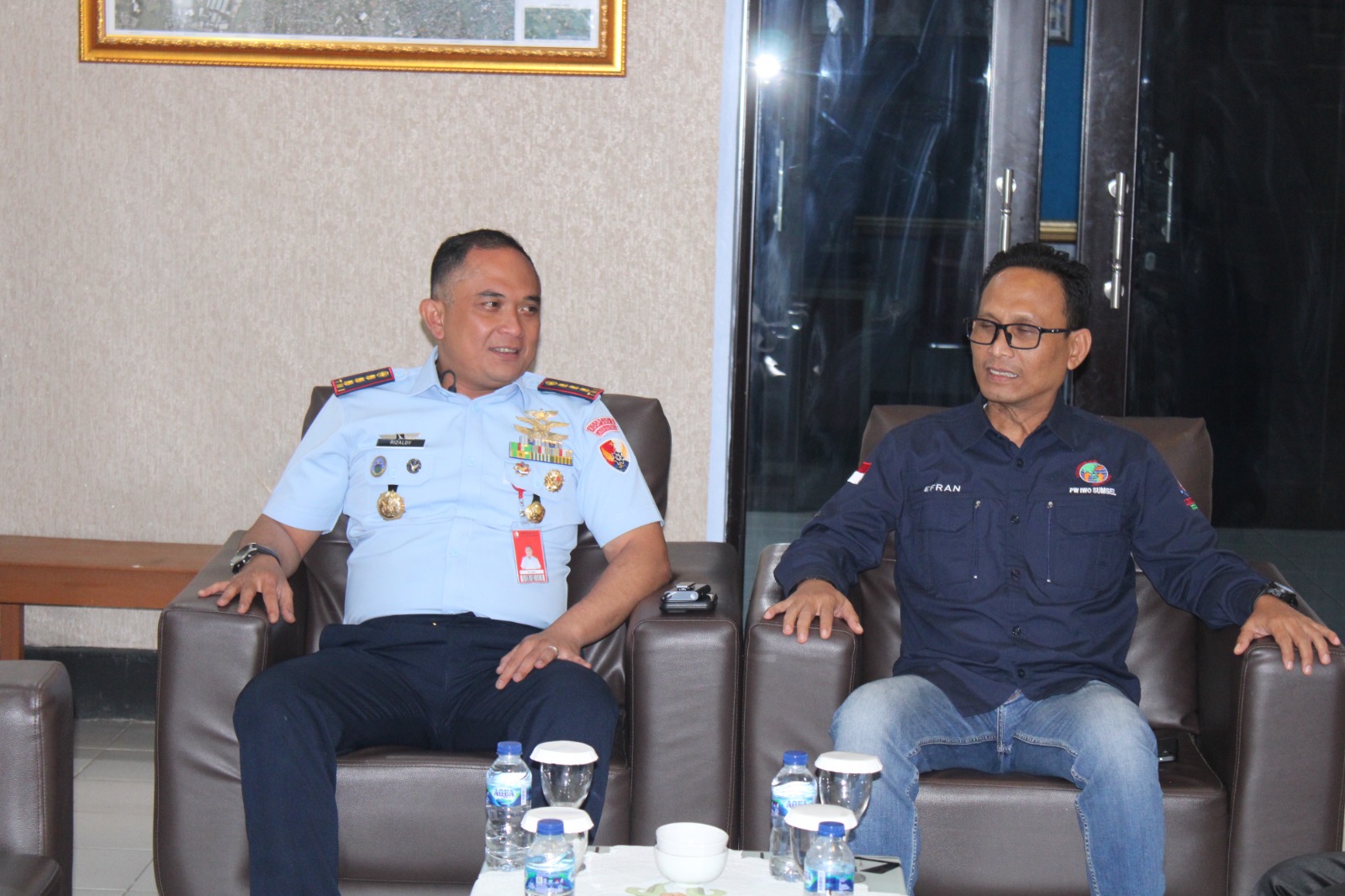 Danlanud SMH Palembang Kolonel Pnb Rizaldy Efranza saat menerima kunjungan Ketua IWO Sumsel Efran di Mako Lanud SMH Palembang, Jum'at (14/02).
(penlanud SMH Palembang)
