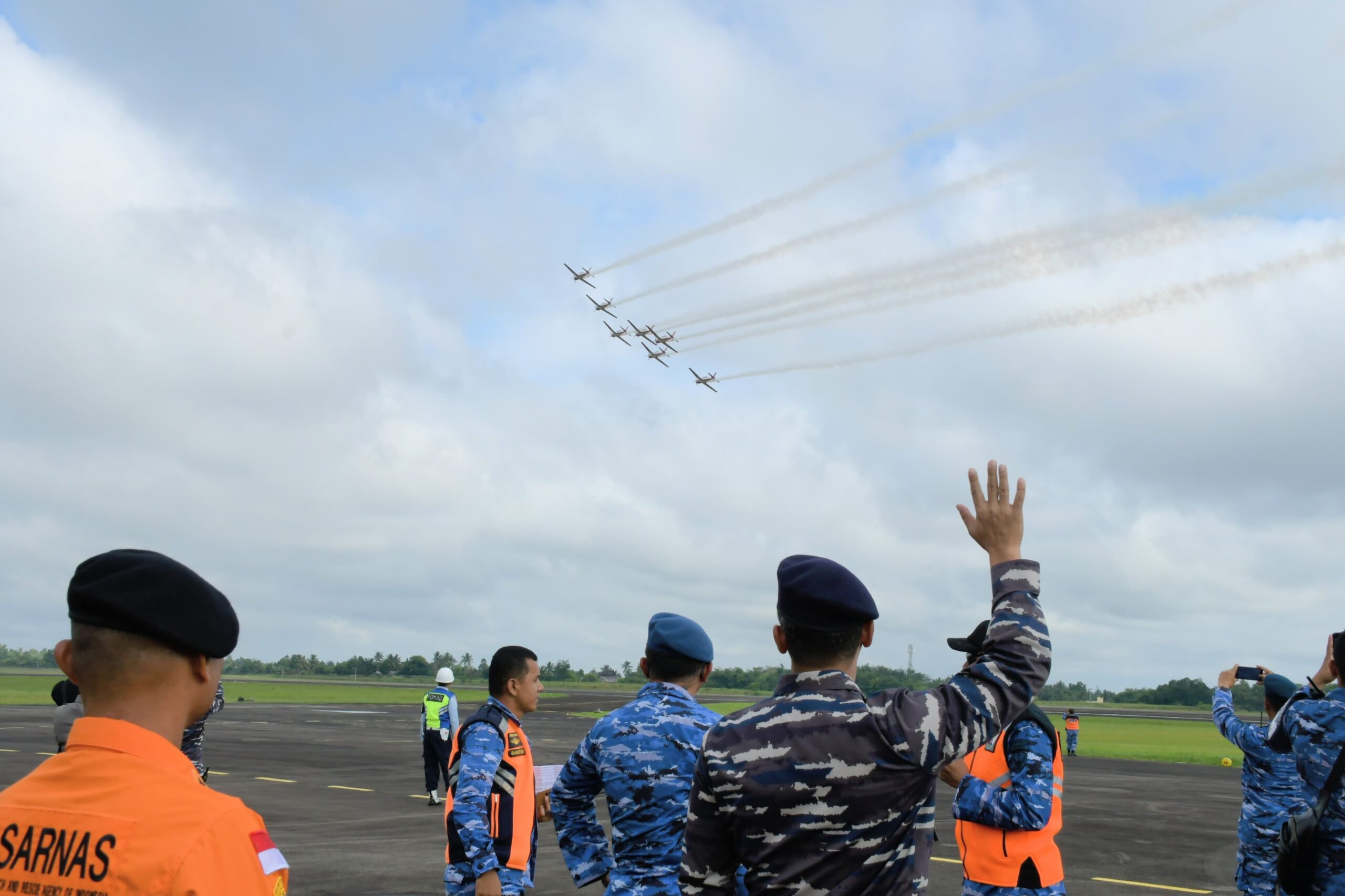 Danlanal palembang Kolonel Laut (P) Sandy Kurniawan dan Danlanud SMH Palembang Kolonel Pnb Rizaldy Efranza saat melepas keberangkatan pesawat JAT TNI AU berangkat ke Singapore Airshow di Lanud SMH Palembang, Jum'at (16/02).
(Penlanal Palembang: Rizki/Syahir)