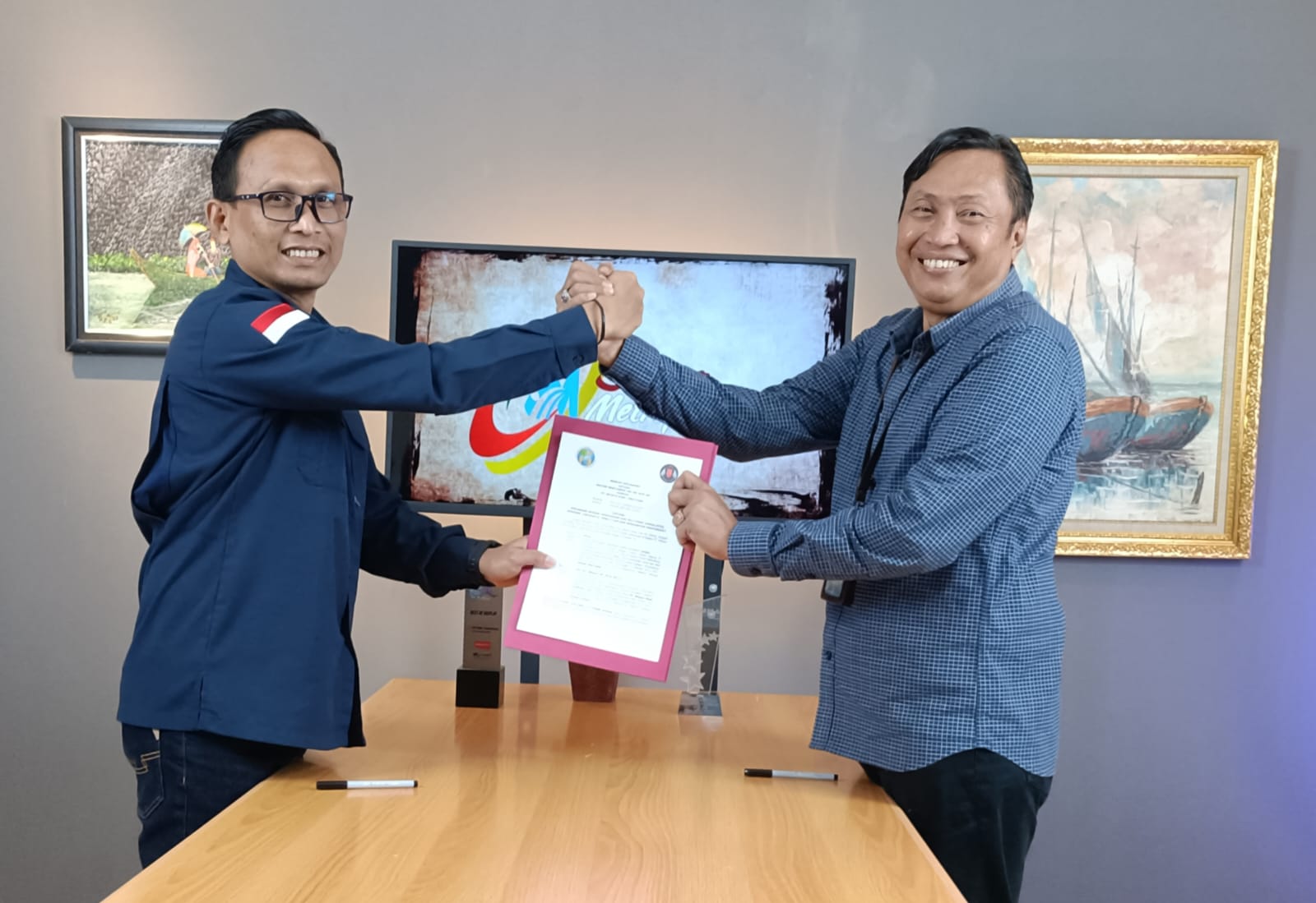 Ketua IWO Sumsel Efran menandatangani MoU dengan Direktur The Wijaya Insitute Dr Wijaya di Kantor Redaksi Suarametropolitan.com, Kamis (15/02).
(dokumen suarametropolitan: Yon/Fera)

