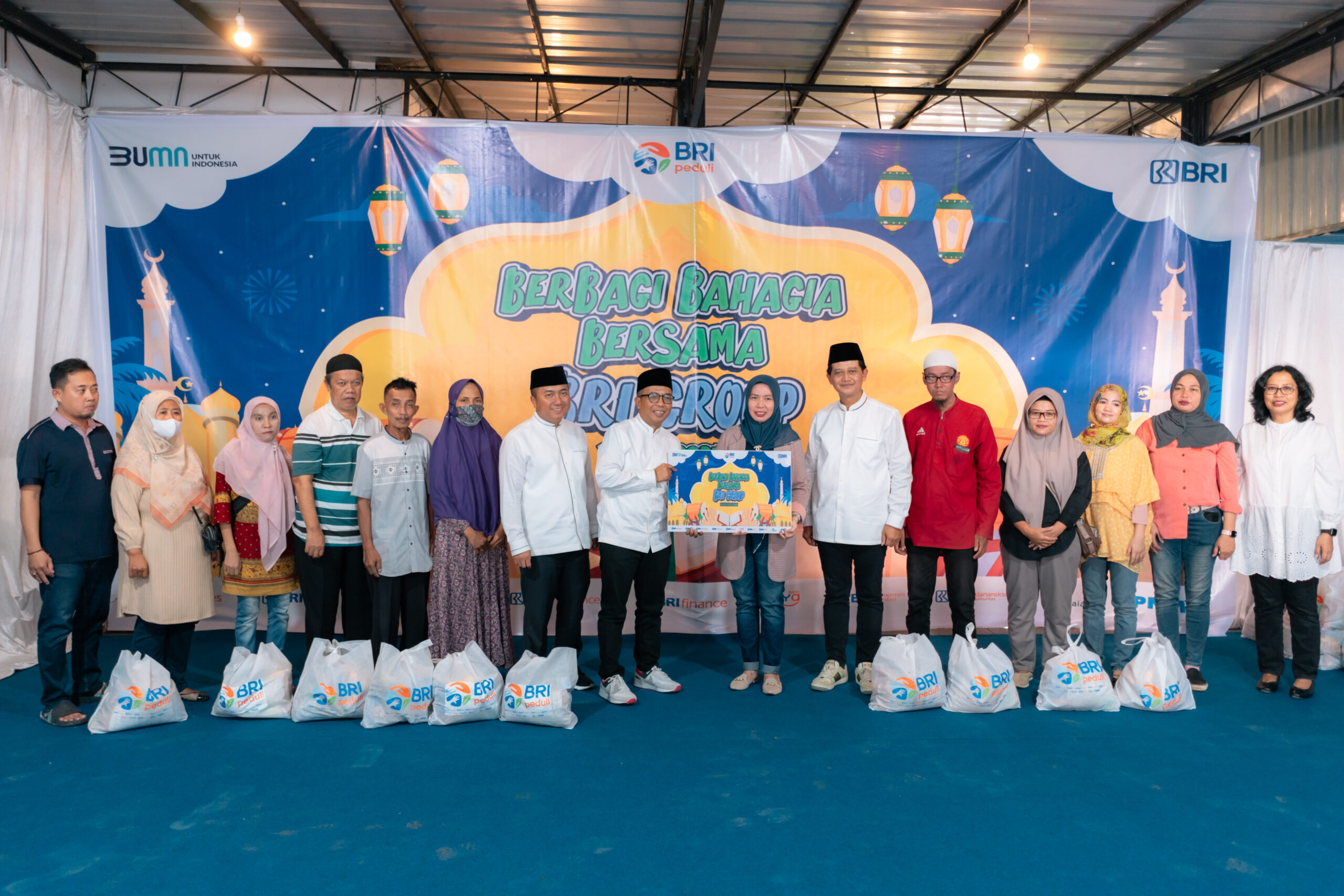 Direktur Kepatuhan BRI  A. Solichin Lutfiyanto bersama Regional CEO BRI Palembang Kusdinar Wiraputra saat menyerahkan simbolis bantuan warga kepada Lurah Sungai Pangeran Desy Sagita Mayasari, S.STP di Regional Office Palembang, Jumat (22/04/24).
(Foto: Humas BRI Regional Palembang)