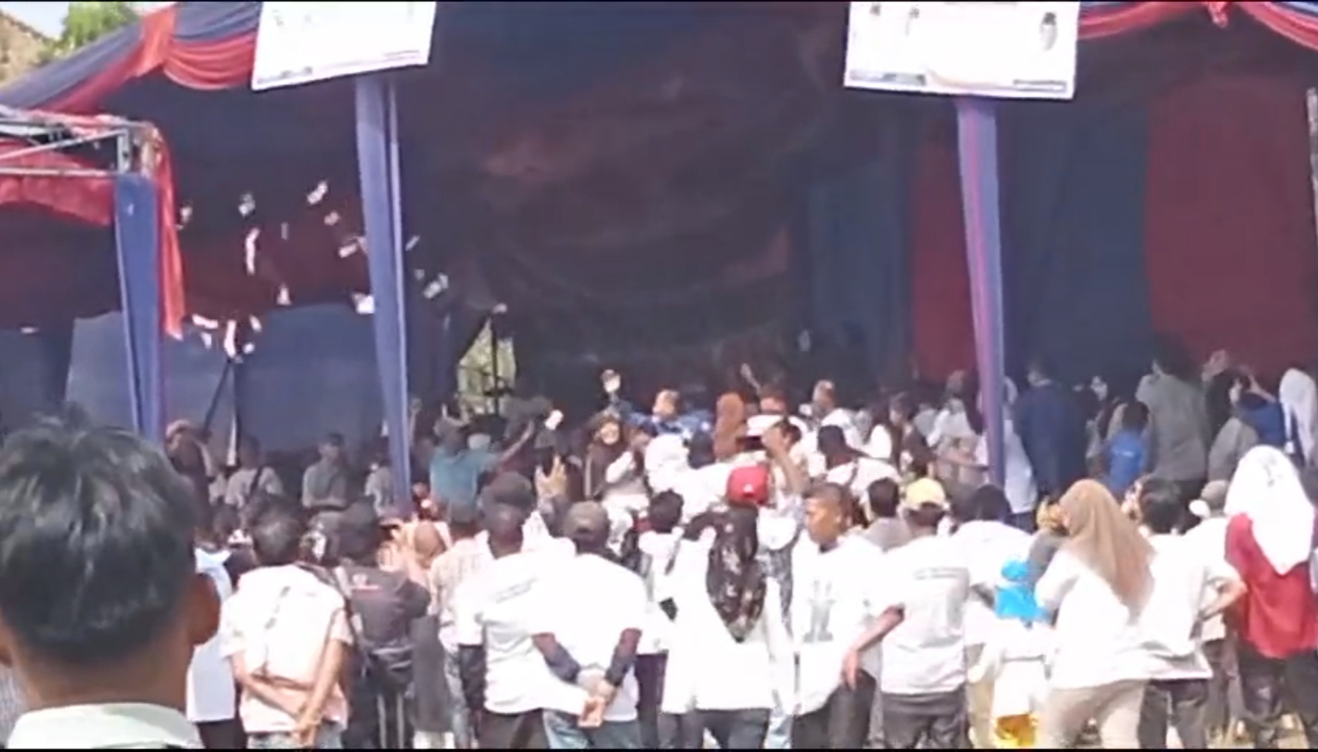 Aksi kader PAN menghamburkan uang kepada kerumunan simpatisan saat deklarasi pasangan Calon Bupati dan Wakil Bupati PALI 2024 -2029 Junaidi - Eduar, di lapangan Bola Sumberejo, Talang Ubi, Pendopo, Senin (26/08/24)
Foto: ej@