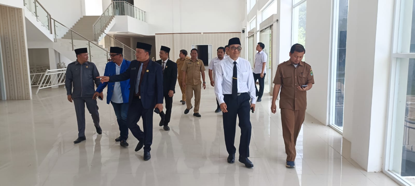 Bupati PALI Dr. H. Heri Amalindo, MM bersama pimpinan dan anggota DPRD PALI meninjau gedung baru DPRD PALI di kawasan Talang Kerangan, Komplek Pertamina, Pendopo, Talang Ubi, Senin (02/09/24).
(Foto: ej@)