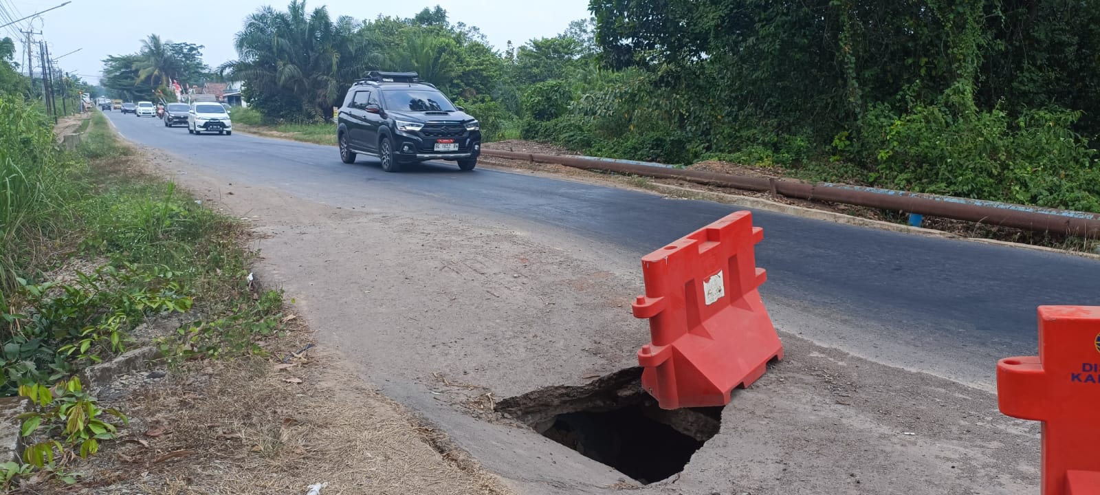 Kondisi gorong-gorong rusak berat pada ruas jalan provinsi penghubung Pendopo - Belimbing, Senin (02/09/24).
(Foto: ej@)