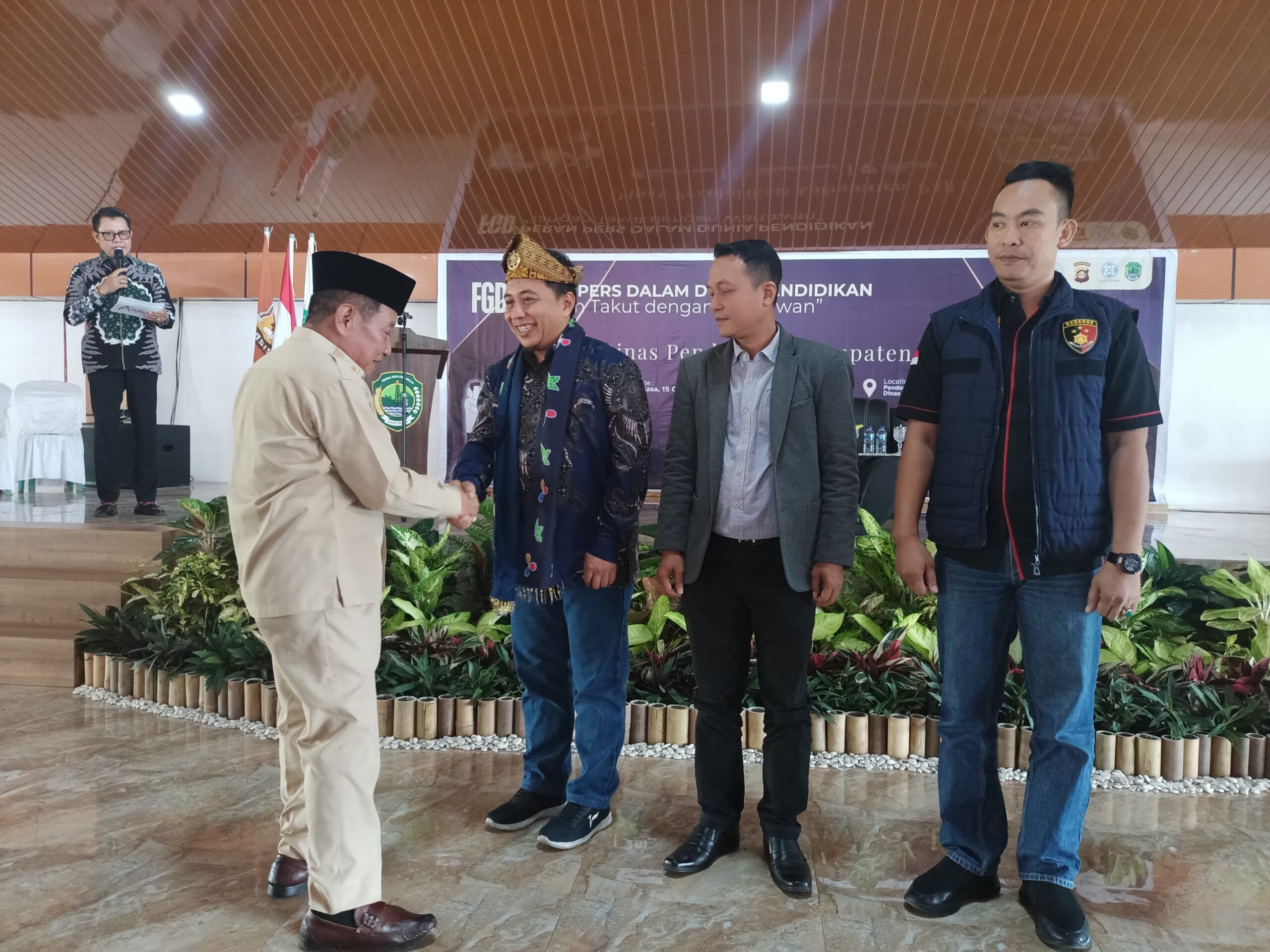 Wakil Bupati PALI saat menyematkan Tanjak dan Syal kepada narasumber FGD Disdik PALI
(Dok/Elsa Susanto)