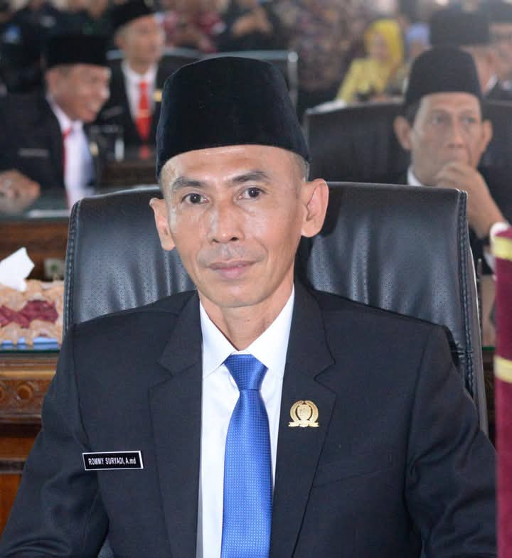Ketua Komisi II DPRD PALI Romi Suryadi senada dengan Ketua DPRD PALI H. Ubaidillah soal jangan ada titipan pada lelang jabatan direksi PDAM.
(Foto: Romi Suryadi)