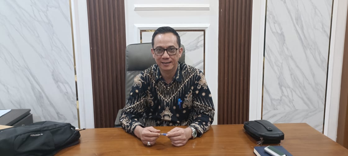 Kepala Dinas PUTR PALI, Ristanto Wahyudi, memberikan keterangan terkait progres lelang pembangunan Gedung B RSUD Talang Ubi yang kini tengah bergulir di Kementerian Kesehatan RI. Ristanto menegaskan pihaknya terus mengawal ketat tahapan lelang agar proyek strategis ini segera memasuki tahap groundbreaking. (Dok/tintamerah)