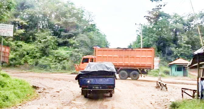 Pemda PALI berencana akan meminta PT SLR bangun fly over disetiap jalur angkutan batu bara yang memotong jalan umum.
(Foto: Eddi Saputera)