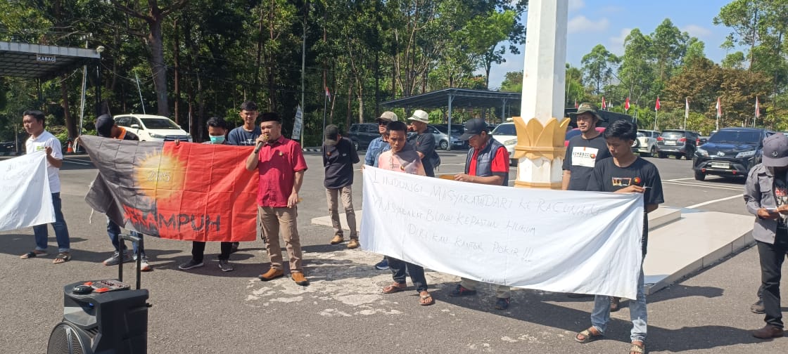 LSM Serampuh beri 'Kado' 100 hari kerja Asgianto - Iwan Tuaji.
(Foto: ej@/tintamerah)