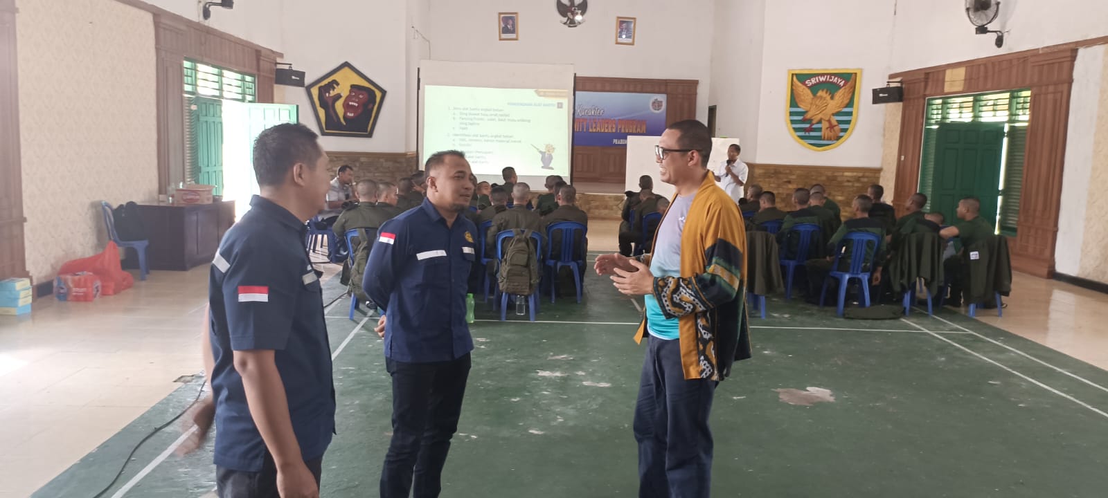 Manager Relation PHR Zona 4 Adi Putra Wawang Darmawan meninjau peserta retreat Pertamina LCLP 2025 di Yonzipur II?SG
(Foto: ej@/tintamerah)