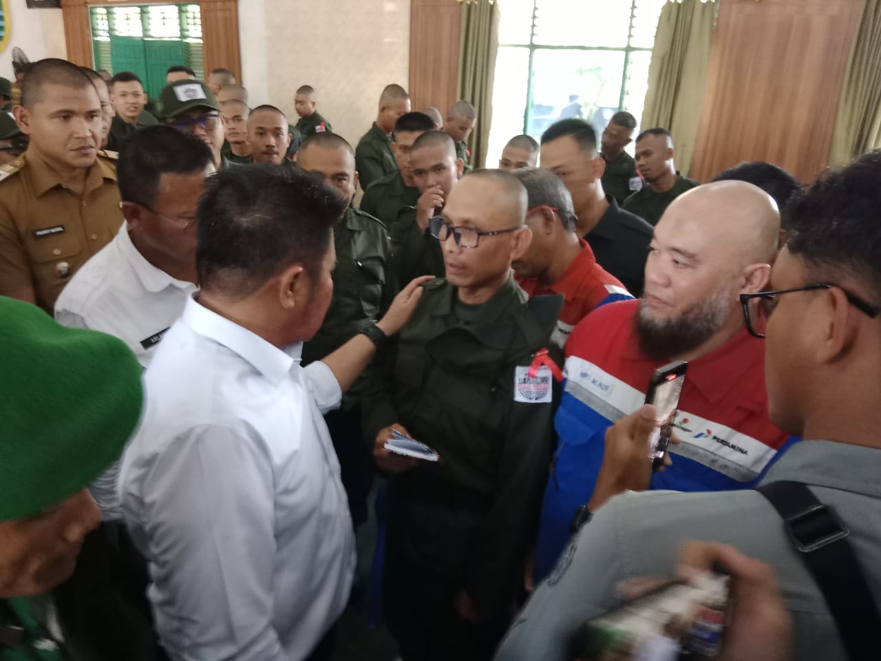 Gubernur Herman Deru saat meninjaupeserta pada hari Pembukaan Retreat Pertamina LCLP 2025 Zona 4 di Gedung Sudirman Yonzipur II/SG
(Foto:Avessinah)
