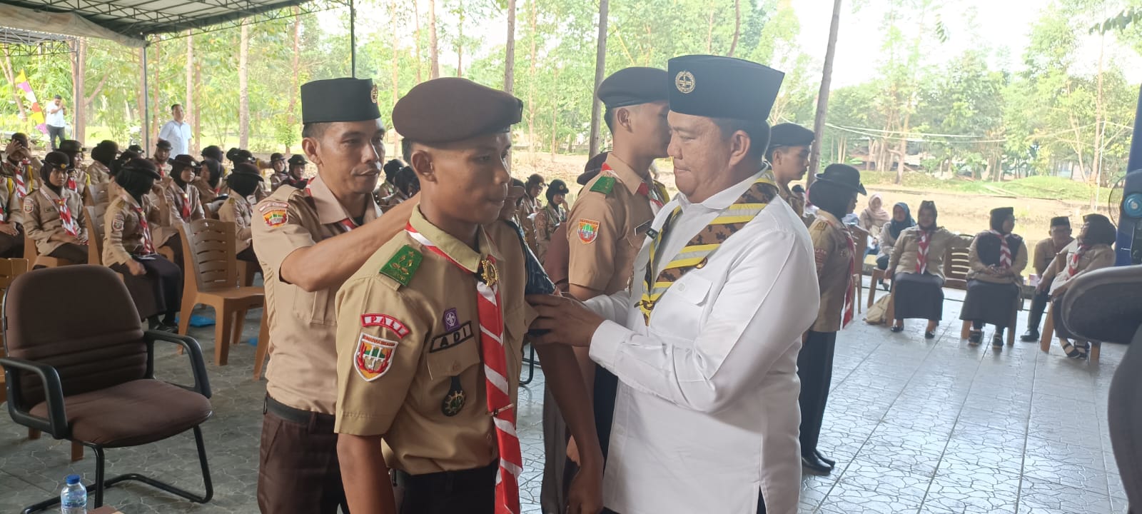 Wabup Iwan Tuaji saat menyematkan jabatan kepada peserta Kursus Pengelolaan Dewan Kerja Kwarcab PALI di Bumi Perkemahan Simpang Raja, Talang Ubi, Jumat (05/07/25)
(Foto: ej@/tintamerah)