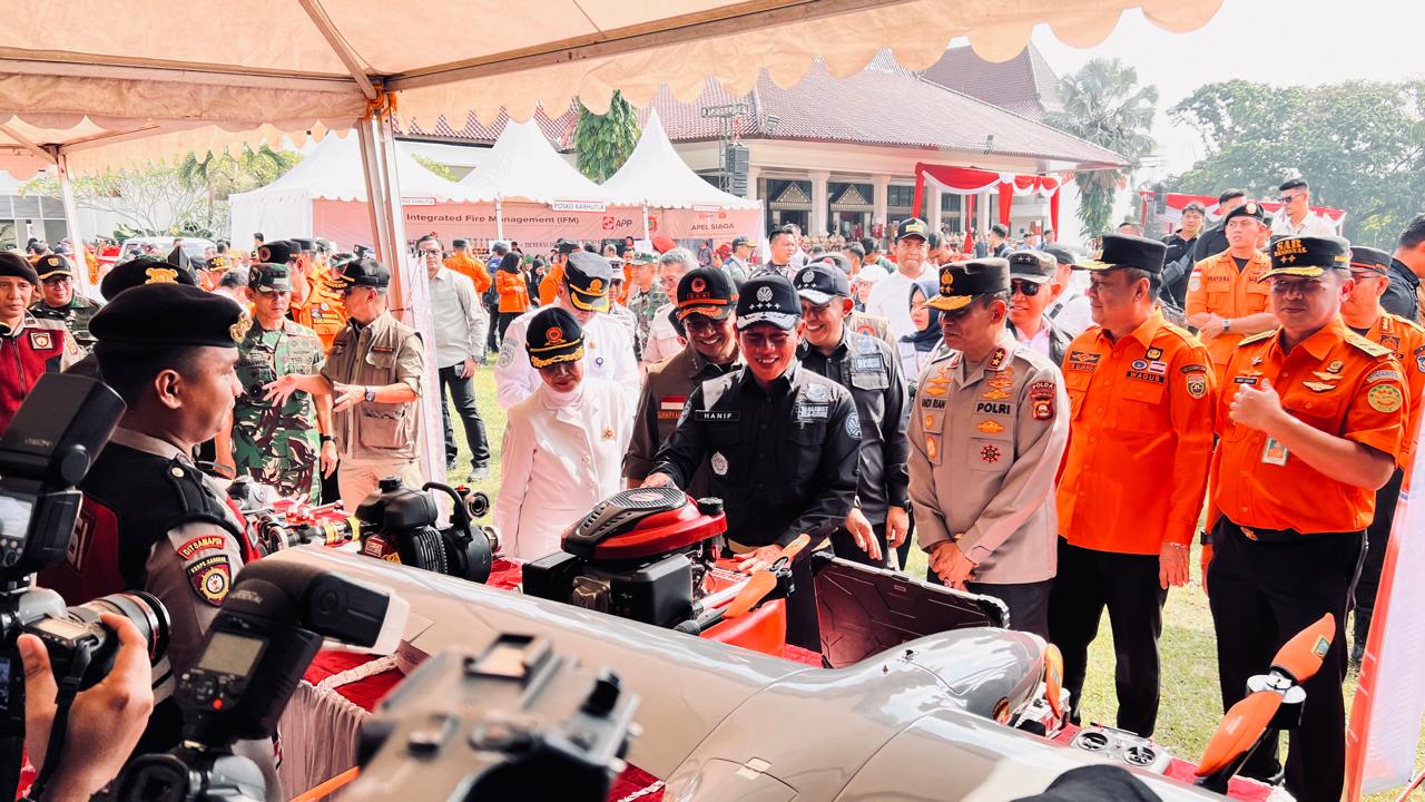 Kapolda Sumsel Irjen Pol Andi Rian R. Djajadi saat meninjau peralatan kesiapan pencegahan Karhutla
(Foto: Humas Polda Sumsel)