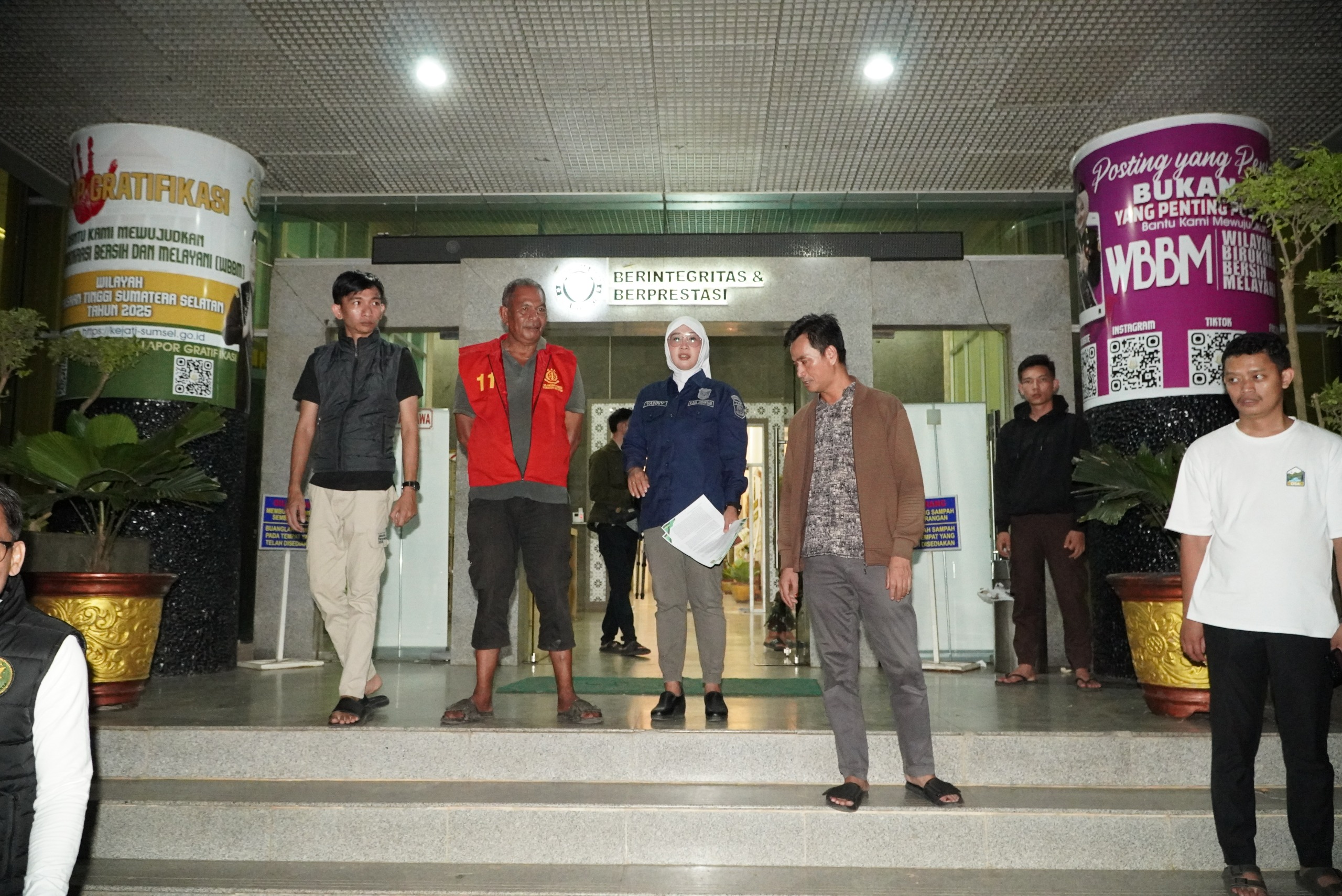 Tim Tabur Kejati Sumsel Berhasil Amankan DPO Kejari OI
(Foto: Penkum Kejati Sumsel)