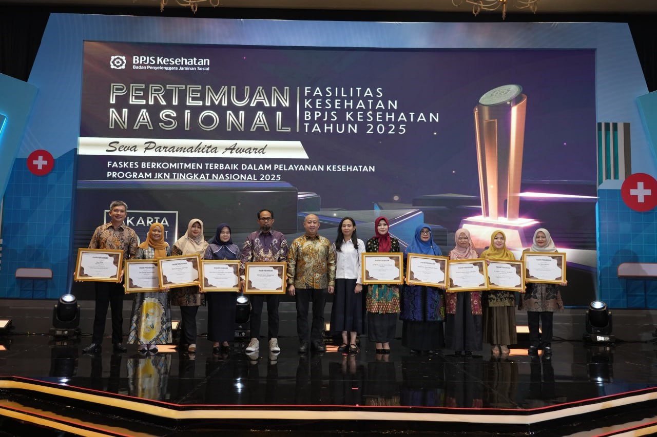 BPJS Kesehatan memberikan penghargaan kepada sejumlah fasilitas kesehatan yang dinilai berkomitmen  dalam menghadirkan layanan Jaminan Kesehatan Nasional (JKN) yang lebih baik, Jakarta, Kamis (09/10/25).
(Foto: Humas BPJS Palembang