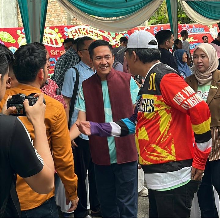 Rani Oktarina dan Rudiyanto Pangaribuan saat menerima kehadiran Walikota ratu Dewa saat peresmian RDP Center dan Rani Salon di Jalan Kancil Putih, Komplek Green Island II, Lorok Pakjo, Ilir Barat I, Palembang, Sabtu (11/10/25). 