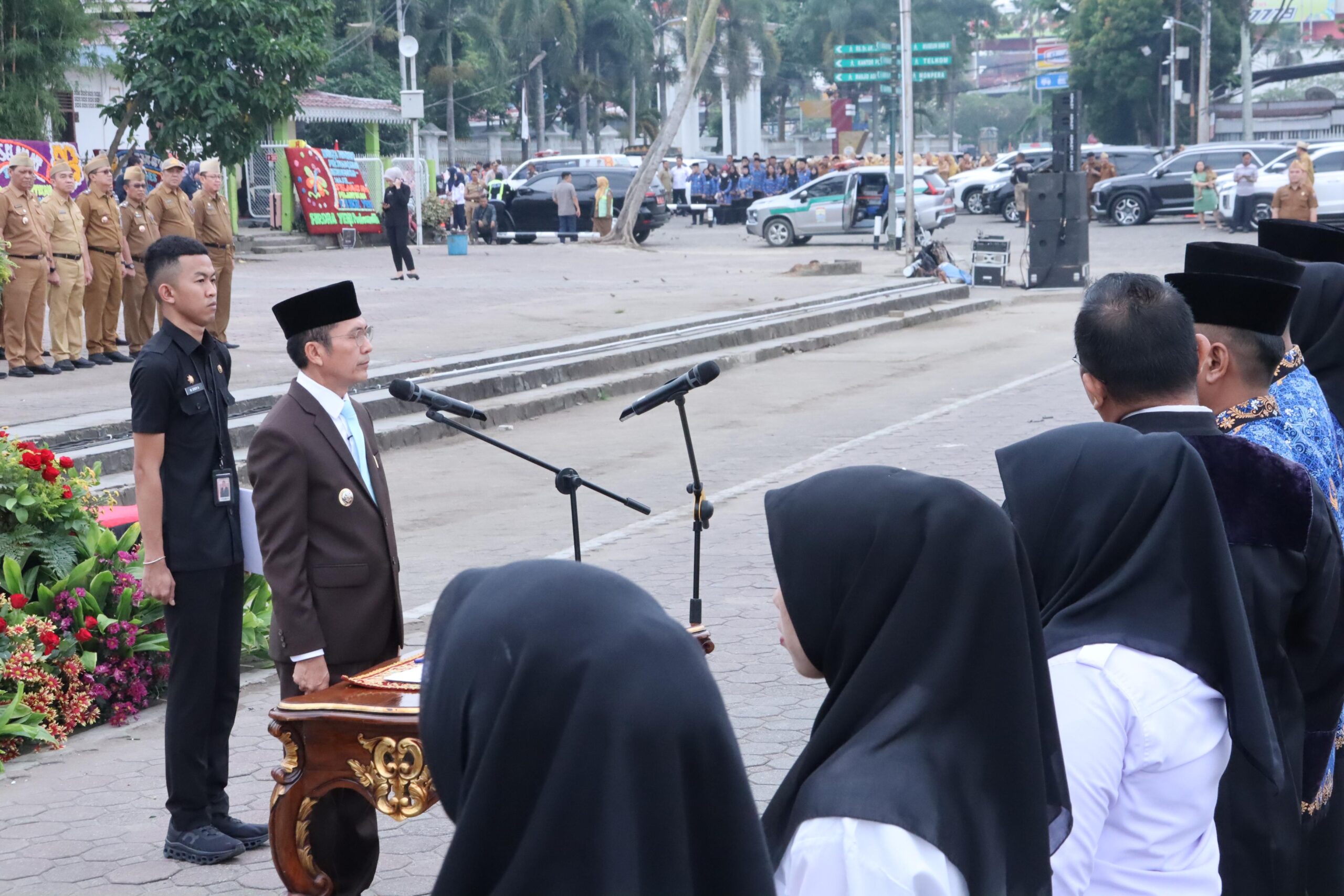 Walikota Ratu Dewa memimpin Pelantikan Pegawai Pemerintah dengan Perjanjian Kerja (PPPK) Tahap II Formasi Tahun Anggaran 2024, serta Calon Pegawai Negeri Sipil (CPNS) lulusan IPDN Tahun Anggaran 2025 di Pelataran Benteng Kuto Besak (BKB), Senin (13/10/2025).
(Foto: Humas Pemkot Palembang)