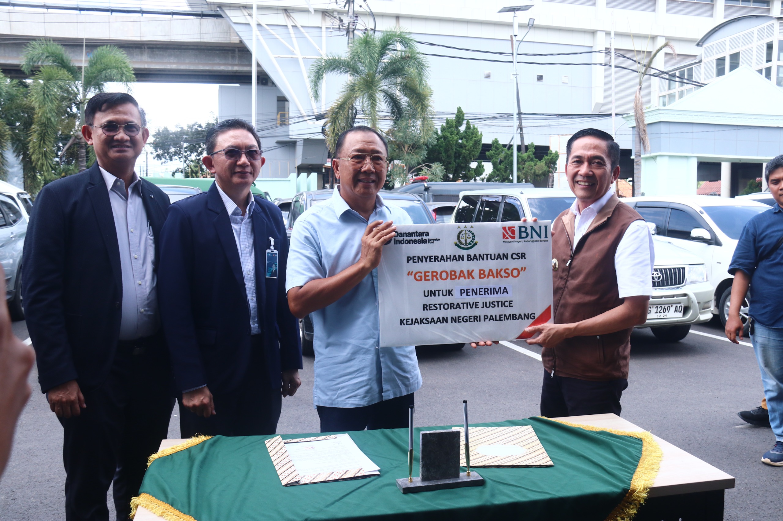 Pemkot Palembang, Kejari, dan BNI Memberikan Bantuan kepada Eks Napi Restorative Justice, di Kejari Palembang, Selasa (14/10/2025).
(Foto: Humas Pemkot Palembang)