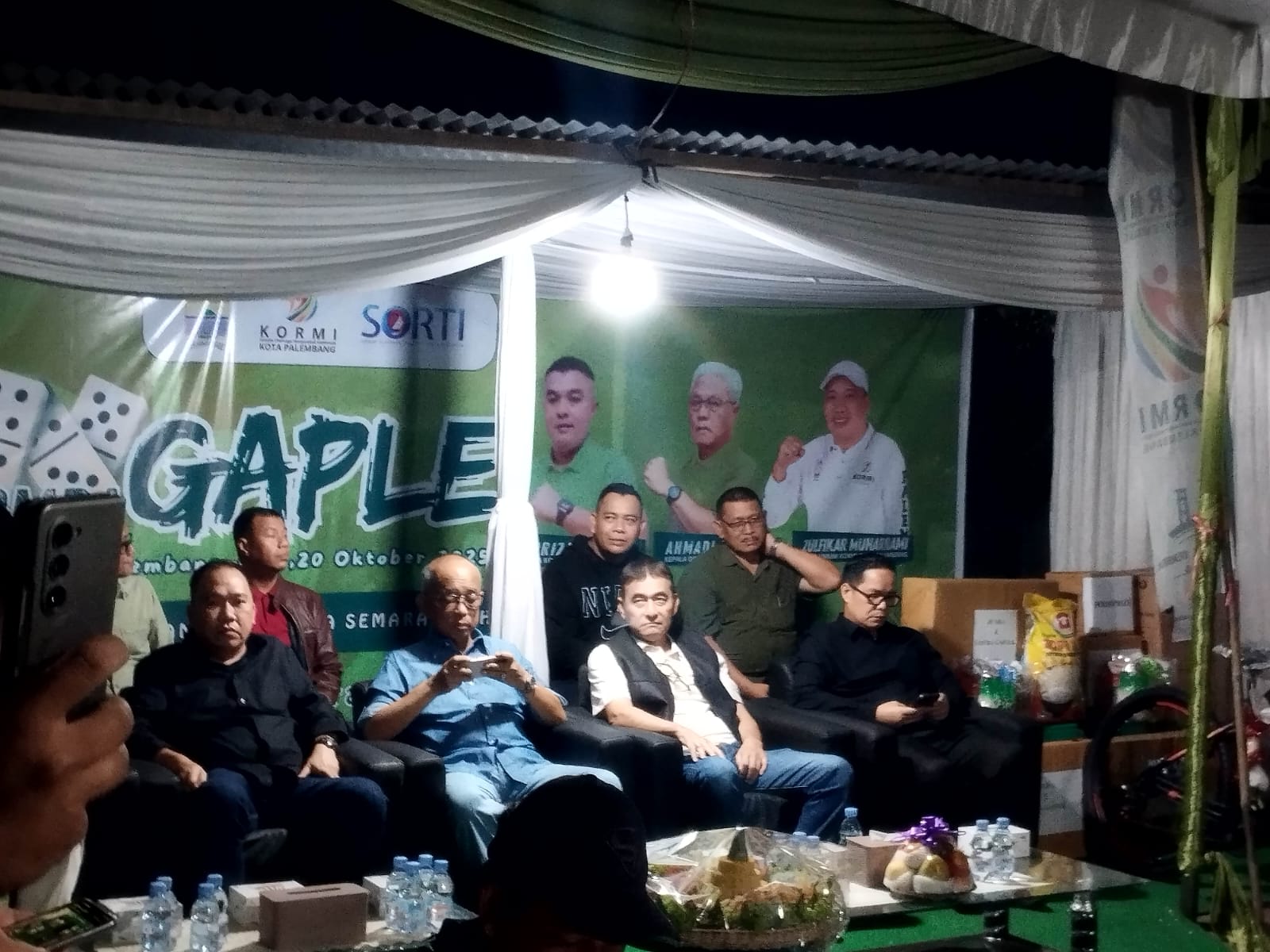Ketua Umum KORMI Palembang Zulfikar Muharammi bersama jajarannya saat menghadiri turnamen gaplek HUT ke-25 KORMI di Posko KORMI, Jalan Yos Sudarso, Lemabang, Sabtu (18/10/25).