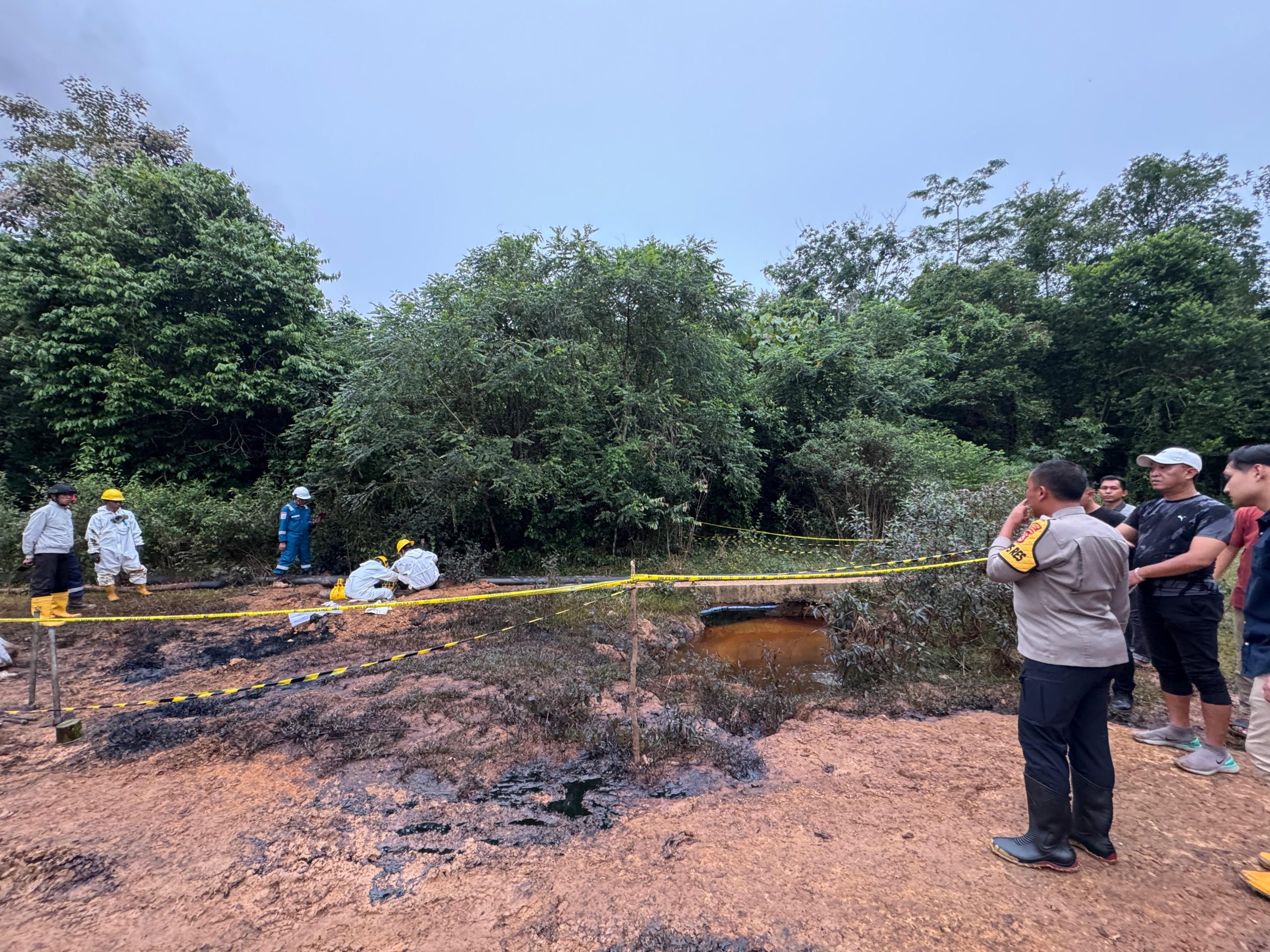 Polres PALI meninjau line pipa PT Medco E&P Indonesia yang terbakar akibat vandalisme di Desa Talang Akar, Talang Ubi, PALI, Kamis (23/01/23).
