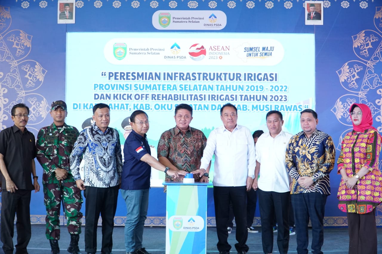 Gubernur Sumatera Selatan H. Herman Deru meresmikan infrastruktur irigasi Provinsi Sumsel tahun 2019-2022 dan kick off rehabilitasi irigasi tahun 2023 di Kabupaten Lahat, Kabupaten OKU Selatan dan Kabupaten Musi Rawas di lokasi irigasi Desa Tanjung Baru, Kabupaten Lahat, Minggu (10/9/2023).
(Foto: tangkapan layar laman resmi sumselprov.go.id)