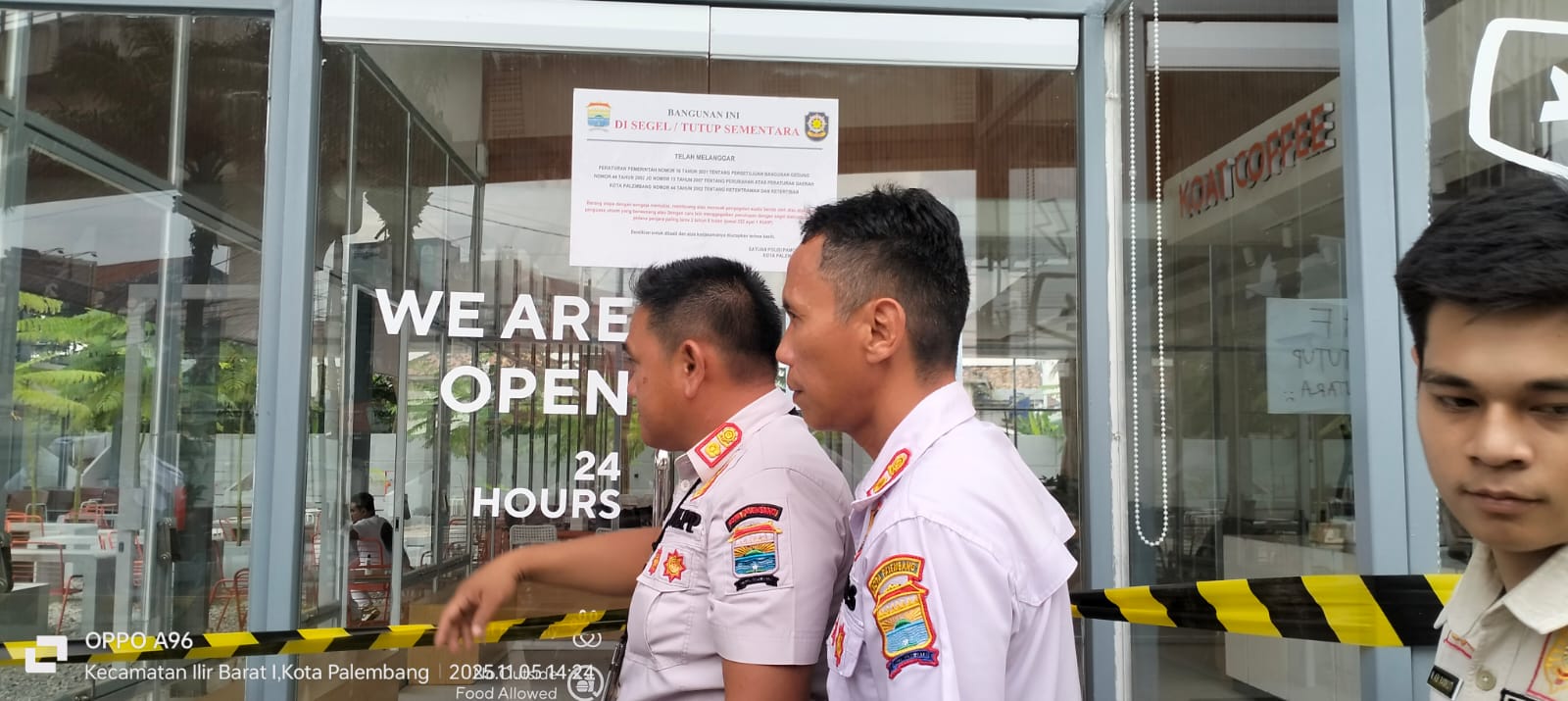 Pemkot Palembang melakukan penutupan Koat Coffee, Rabu (5/11/2025).
(Foto: Yanti)