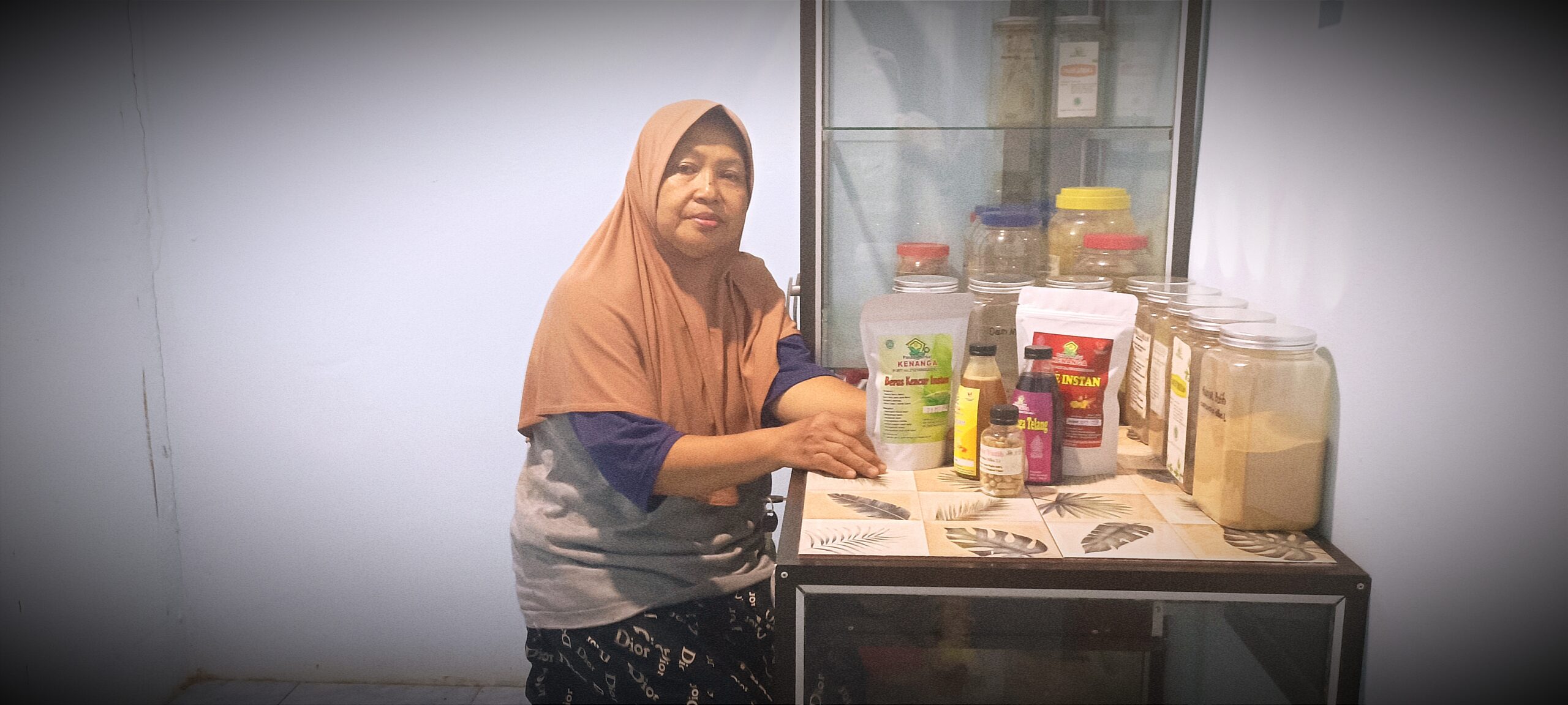 Yuni Lusmita, warga binaan Medco E&P Indonesia berhasil mengembangkan tumbuhan herbal menjadi produk TOGA
(Foto: Efran)