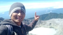 Efran saat mencapai puncak gunung Dempo Pagar Alam pada peringatan 17 Agustus 2023
(Dok/ej@)