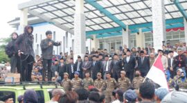 Abu Rizal saat menyampaikan orasi mendesak Pemkab dan DPRD PALI segera mengaktifkan 40.499 BPJS warga di Halaman Gedung DPRD PALI, Senin (19/01/2026)
(edok/Abu Rizal)
