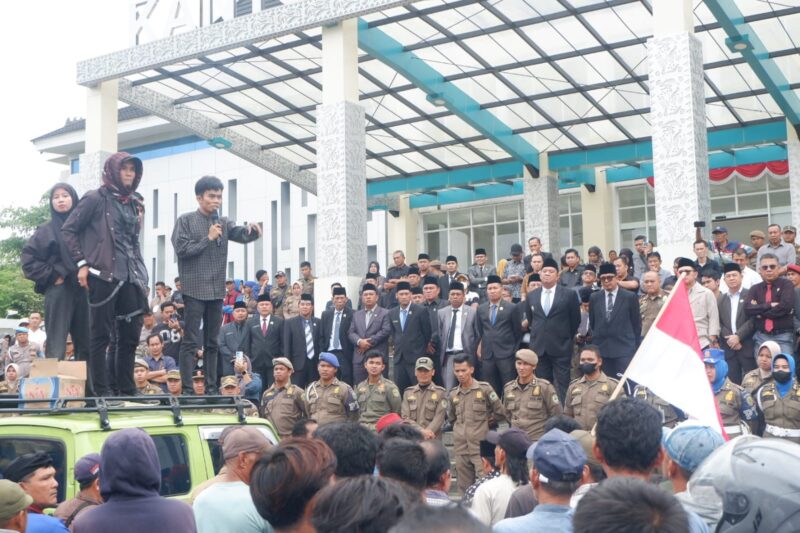 Abu Rizal saat menyampaikan orasi mendesak Pemkab dan DPRD PALI segera mengaktifkan 40.499 BPJS warga di Halaman Gedung DPRD PALI, Senin (19/01/2026)
(edok/Abu Rizal)