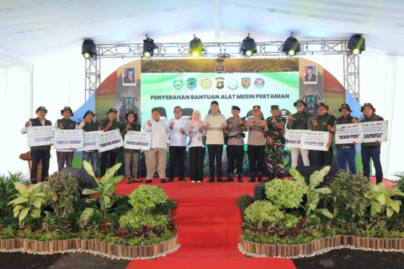 Bupati PALI, Asgianto, ST, menyerahkan ratusan bantuan alat dan mesin pertanian (Alsintan) dari APBN kepada kelompok tani dan Brigade Pangan pada
24 Desember 2025 di Gelora November.
(Dok/Prokopim Setda PALI)