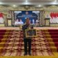 Kepalan Pertanahan Kabupaten PALI, Dedi Wahyudi, saat menerima penyerahan penghargaan di Griya Agung, Jumat (13/02/2026).
(Dok/BPN PALI)