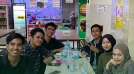 Ulin Puspa bersama rekan mahasiswa asal PALI saat rapat pertama Formapali Jabodetabek di Kantin Kampus Pamulang, Tangsel, (27/7/2024).
(Dok/Formapali Jabodetabek)