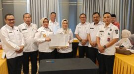 Sekda PALI, Kartika Yanti dan Kepala Bappeda PALI Hj. Rina Anggraini saat prosesi penyerahan berita acara Forum Lintas Perangkat Daerah di Ball Room Haotel Srikandi, Talang Ubi, PALI, Rabu (25/2/2026).
(Dok/Bappeda PALI)