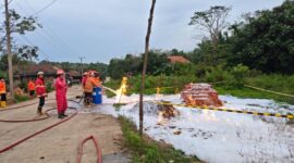 Tim Damkar PALI tengah berjibaku memadamkan kobaran api akibat line pipa migas milik Pertamina EP Pendopo Field di Sungai Deras, Desa Talang Akar, Talang Ubi, Kamis (26/2/2026).
(Dok/Damkar PALI
