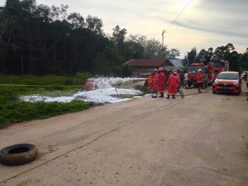 Tim pemadam kebakaran Pertamina EP Pendopo Field tengah berjibaku memadamkan api di Sungai Deras, Talang Akar, PALI, Kamis (26/2/2026).
(Dok/Rahasmin Sawiran)