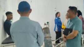 Kepala Damkar PALI, Rizal Pahlevi saat membesuk guna memastikan kondisi personilnya di RSUD Talang Ubi, Jumat (27/2/2027).
(Dok/Damkar PALI)