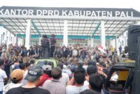 Ribuan massa dari berbagai elemen geruduk parlemen PALI menuntut Pemkab dan DPRD PALI mengaktifkan kembali 40.499 BPJS warga, Senin (19/1/2026).
(Dok/Abu Rizal)