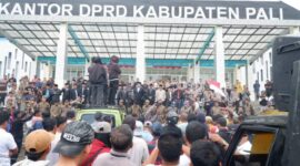 Ribuan massa dari berbagai elemen geruduk parlemen PALI menuntut Pemkab dan DPRD PALI mengaktifkan kembali 40.499 BPJS warga, Senin (19/1/2026).
(Dok/Abu Rizal)