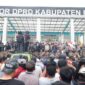 Ribuan massa dari berbagai elemen geruduk parlemen PALI menuntut Pemkab dan DPRD PALI mengaktifkan kembali 40.499 BPJS warga, Senin (19/1/2026).
(Dok/Abu Rizal)