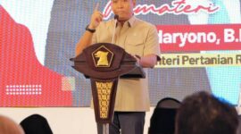 Ketua Partai Gerindra Jawa Tengah, sekaligus Wakil Menteri Pertanian Republik Indonesia Suaryono, menghimbau agar kader Partai Gerindra diminta untuk pasang badan mengawal kesuksesan program unggulan Presiden Prabowo Subianto, khususnya terkait program Makan Bergizi Gratis (MBK). 
(Dok/tangkapan layar akun Facebook Sudaryono)