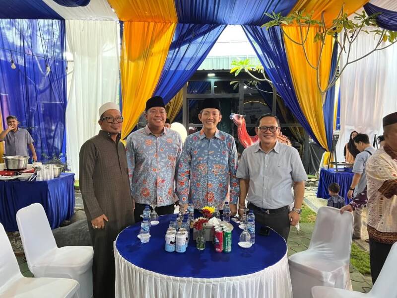 Hadir bersama Bupati PALI Asgianto, Wakil Ketua DPRD Firdaus Hasbullah, serta jajaran OPD, Ketua DPRD PALI, H. Ubaidillah, menunjukkan potret soliditas pimpinan daerah saat bersilaturahmi ke kediaman Wakil Bupati PALI, Iwan Tuaji, dalam suasana Idulfitri 1447 H, Minggu (22/3/2026). (Dok/tangkapan layar akun Facebook Ubaidillah)