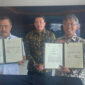 Ketua Komisi Hukum Dewan Pers, Arif Zulkifli (kiri), dan Kabareskrim Polri, Komjen Pol. Agus Andrianto (kanan), menunjukkan naskah Perjanjian Kerja Sama (PKS) di Jakarta, Kamis (10/11/2022). Kesepakatan ini mengatur teknis perlindungan kemerdekaan pers dan penegakan hukum terhadap penyalahgunaan profesi wartawan agar sengketa pemberitaan diselesaikan melalui mekanisme UU Pers. (Dok/Dewan Pers)