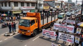 Ilustrasi foto AI armada angkutan kayu PT MHP masih melintas di jalanan pusat Kota Pendopo pasca kejadian tabrak lari. ((Dok/tintamerah).