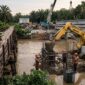 Ilustrasi foto AI pembangunan jembatan beton. (Dok/tintamerah)