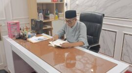 Pasca pengabdiannya, H. Heri Amalindo memanfaakan waktu luangnya di rumah dengan membaca.
(Dok/tintamerah)