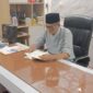 Pasca pengabdiannya, H. Heri Amalindo memanfaakan waktu luangnya di rumah dengan membaca.
(Dok/tintamerah)